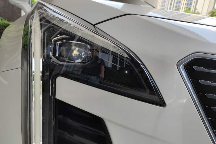 Used Cadillac XT4 2022 28T Two-Wheel-Drive Luxury Version Right Front Headlight