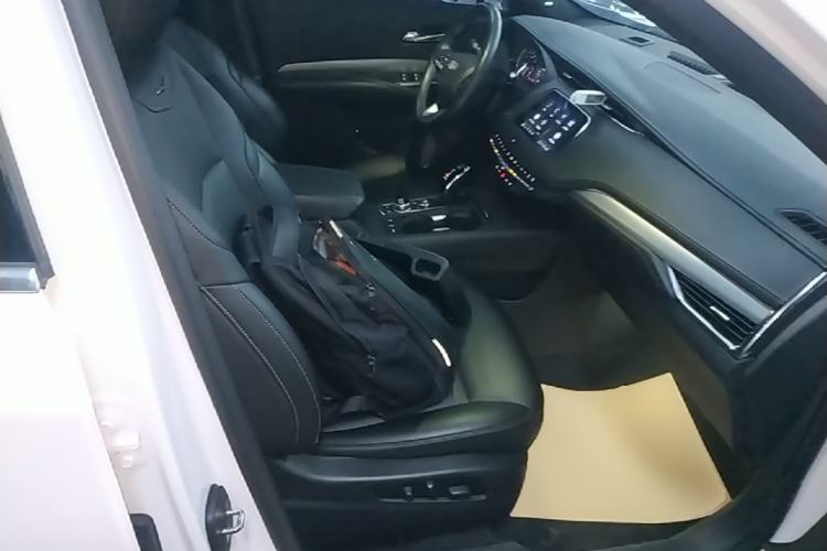 Used Cadillac XT4 2022 28T Two-Wheel-Drive Luxury Version Right Front Seat