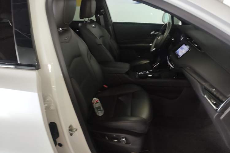 Used Cadillac XT4 2022 28T Four-Wheel Drive Platinum Edition Right Front Seat