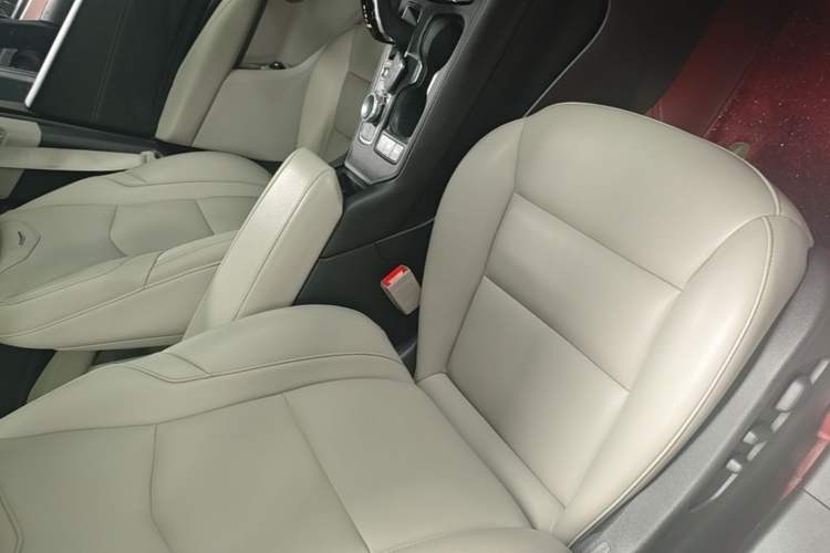 Used Cadillac XT4 2022 28T Two-Wheel-Drive Luxury Version Right Front Seat