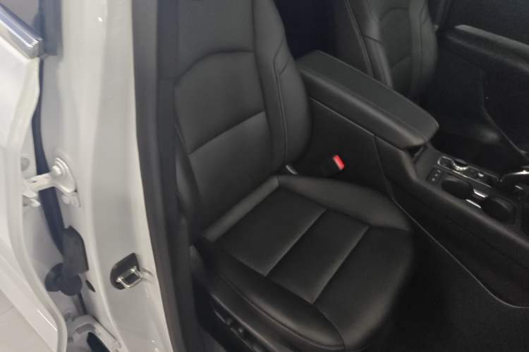 Used Cadillac XT4 2022 28T Two-Wheel-Drive Luxury Version Right Front Seat