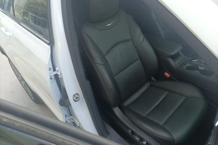Used Cadillac XT4 2022 28T Four-Wheel Drive Platinum Edition Right Front Seat