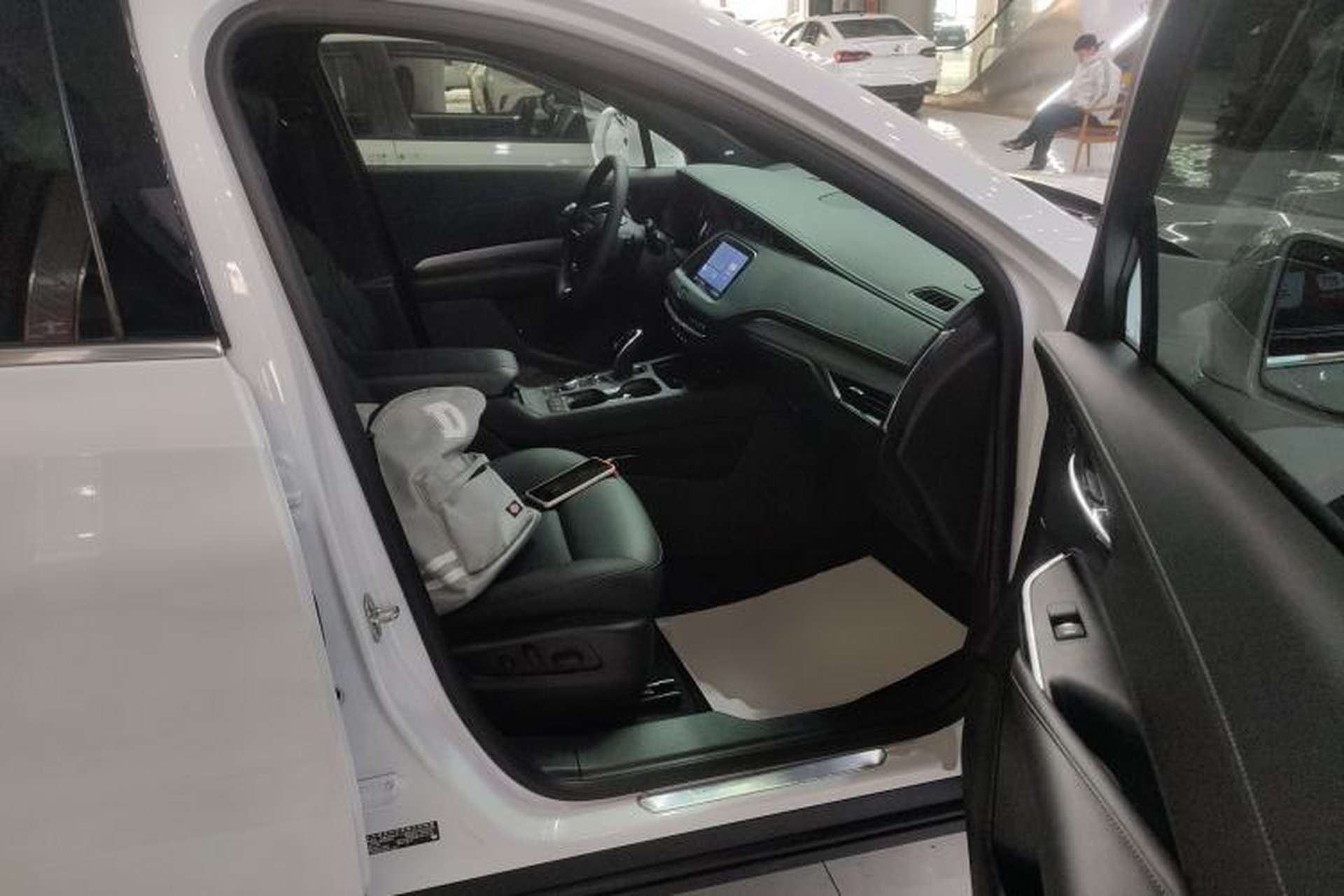 Used Cadillac XT4 2022 28T Two-Wheel-Drive Luxury Version Right Front Seat