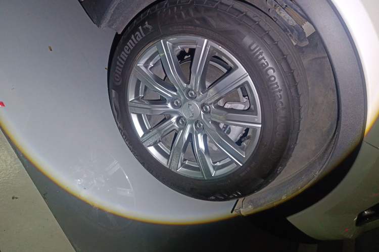 Used Cadillac XT4 2022 28T Two-Wheel-Drive Luxury Version Right Front Wheel Hub