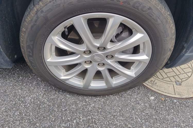 Used Cadillac XT4 2022 28T Two-Wheel Drive Fashion Edition Right Front Wheel Hub