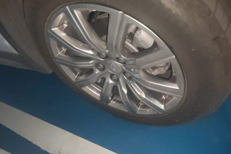 Used Cadillac XT4 2022 28T Two-Wheel-Drive Luxury Version Right Front Wheel Hub