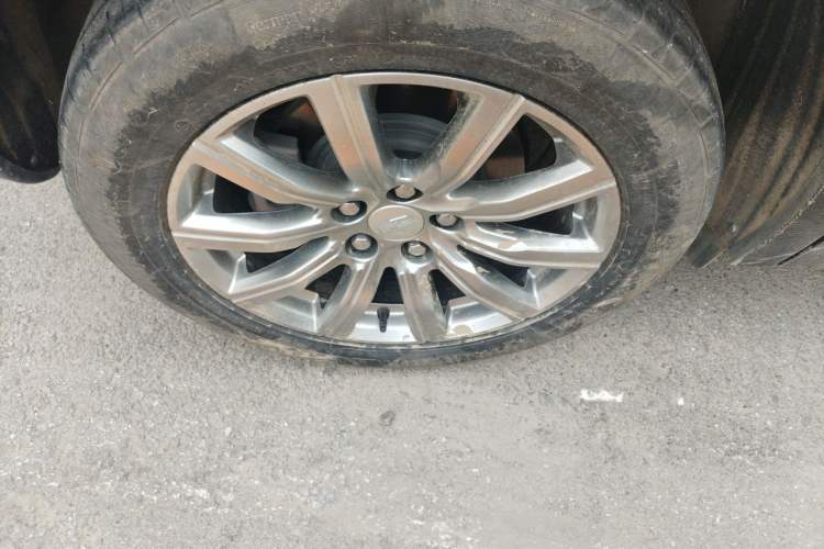 Used Cadillac XT4 2022 28T Two-Wheel-Drive Luxury Version Right Front Wheel Hub