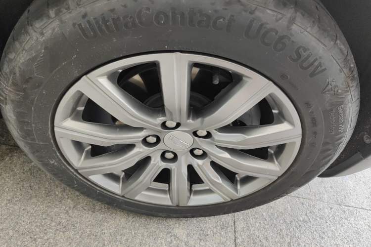 Used Cadillac XT4 2022 28T Two-Wheel-Drive Luxury Version Right Front Wheel Hub