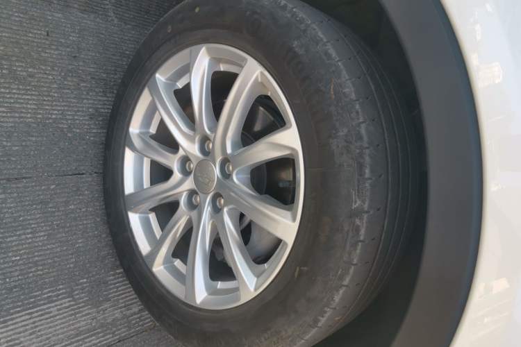 Used Cadillac XT4 2022 28T Two-Wheel Drive Fashion Edition Right Front Wheel Hub