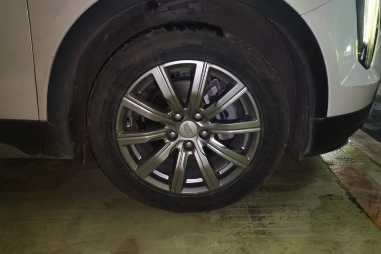 Used Cadillac XT4 2022 28T Two-Wheel-Drive Luxury Version Right Front Wheel Hub