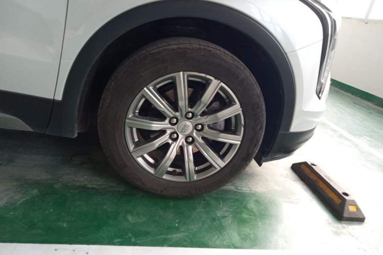 Used Cadillac XT4 2022 28T Two-Wheel-Drive Luxury Version Right Front Wheel Hub