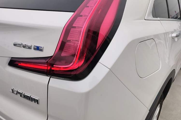 Used Cadillac XT4 2022 28T Two-Wheel Drive Fashion Edition Right Rear Taillight