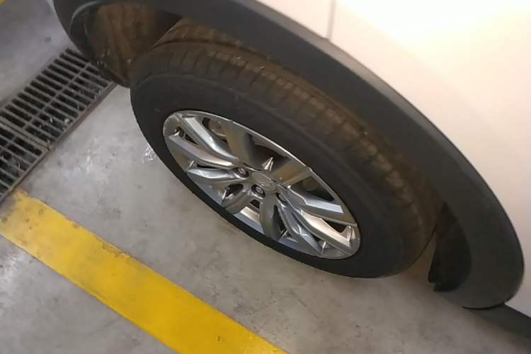 Used Cadillac XT4 2022 28T Two-Wheel-Drive Luxury Version Right Rear Wheel Hub