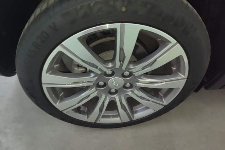 Used Cadillac XT4 2022 28T Four-Wheel Drive Prestige Version Right Rear Wheel Hub