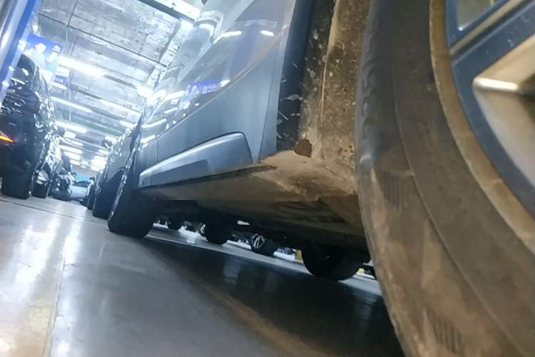 Used Cadillac XT4 2022 28T Two-Wheel-Drive Luxury Version Right Side Sill