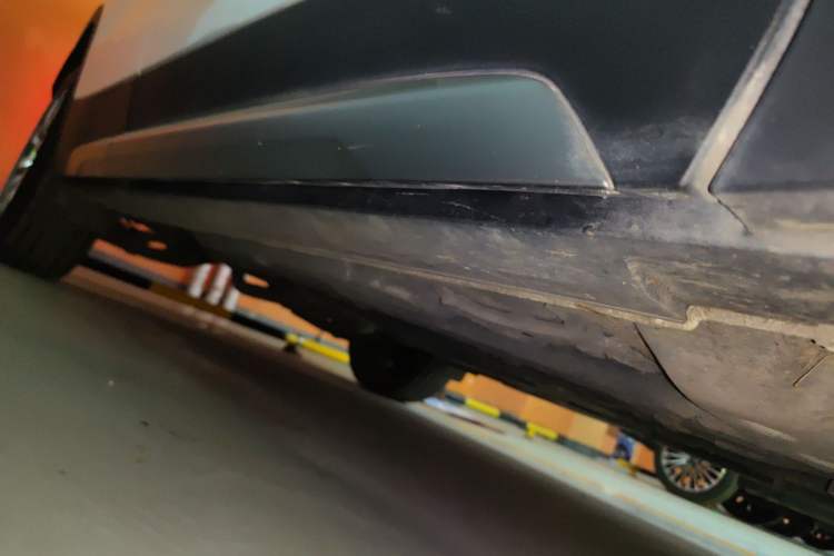Used Cadillac XT4 2022 28T Two-Wheel Drive Prestige Version Right Side Sill