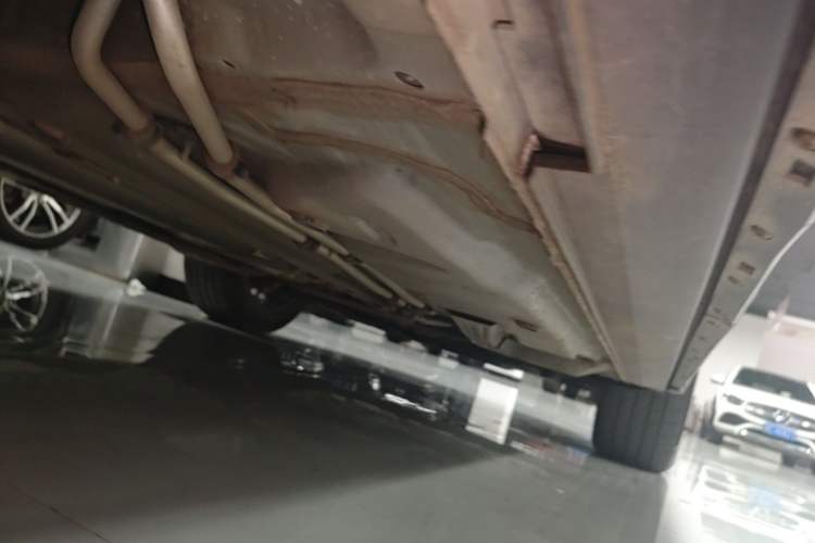 Used Cadillac XT4 2022 28T Two-Wheel-Drive Luxury Version Right Side Sill