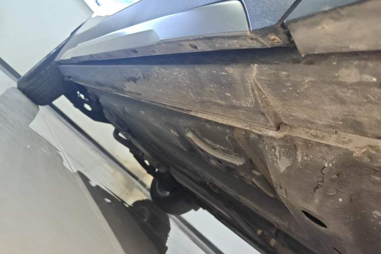 Used Cadillac XT4 2022 28T Two-Wheel-Drive Luxury Version Right Side Sill
