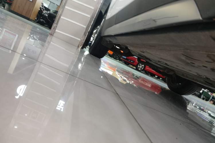 Used Cadillac XT4 2022 28T Two-Wheel-Drive Luxury Version Right Side Sill