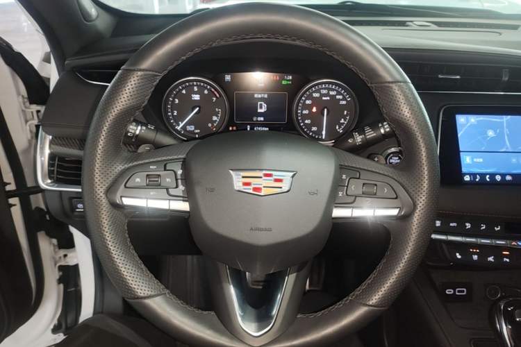 Used Cadillac XT4 2022 28T Four-Wheel Drive Platinum Edition Steering Wheel