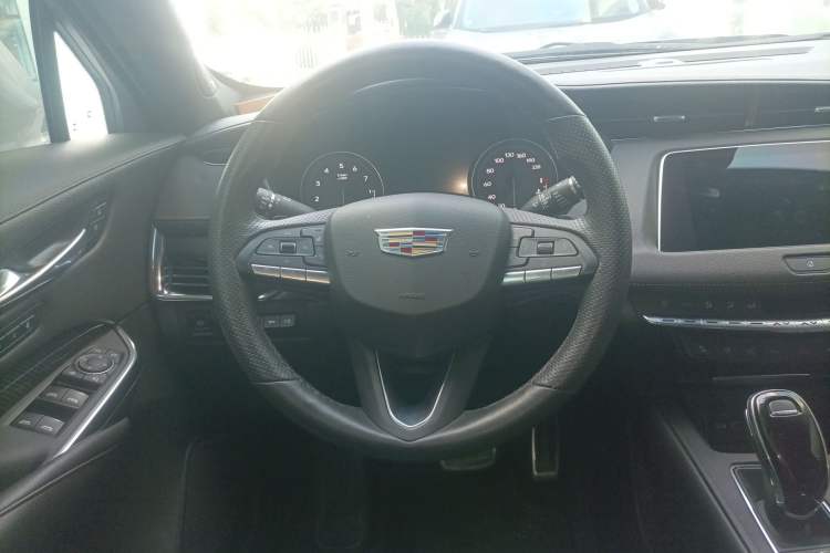 Used Cadillac XT4 2022 28T Four-Wheel Drive Platinum Edition Steering Wheel