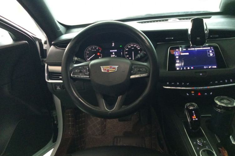 Used Cadillac XT4 2022 28T Two-Wheel-Drive Luxury Version Steering Wheel