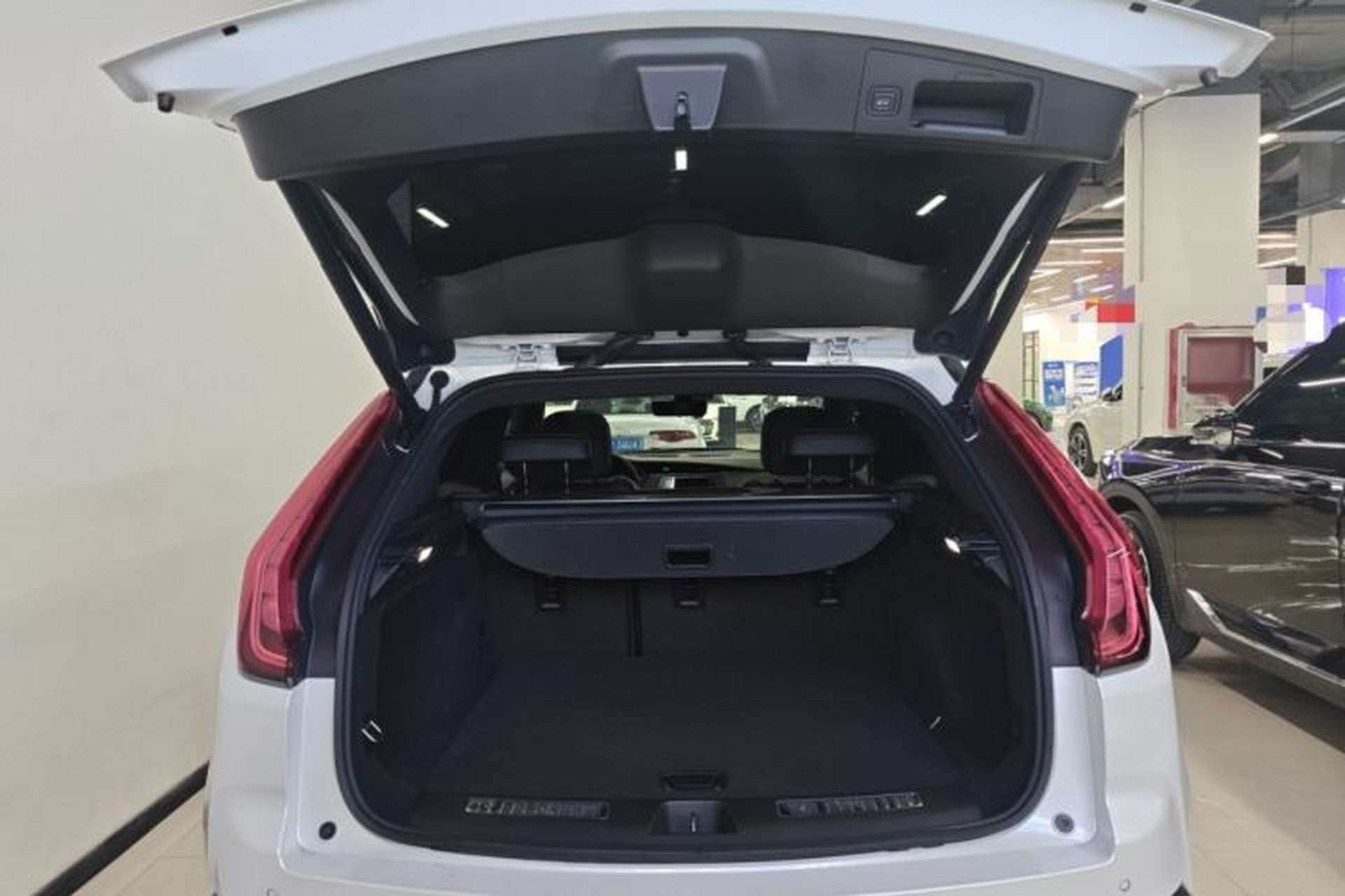 Used Cadillac XT4 2022 28T Two-Wheel-Drive Luxury Version Trunk
