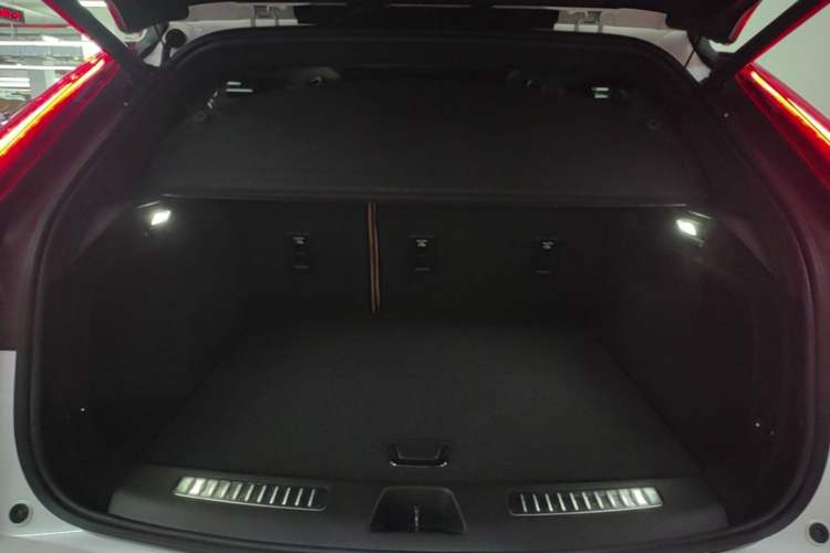 Used Cadillac XT4 2022 28T Four-Wheel Drive Prestige Version Trunk
