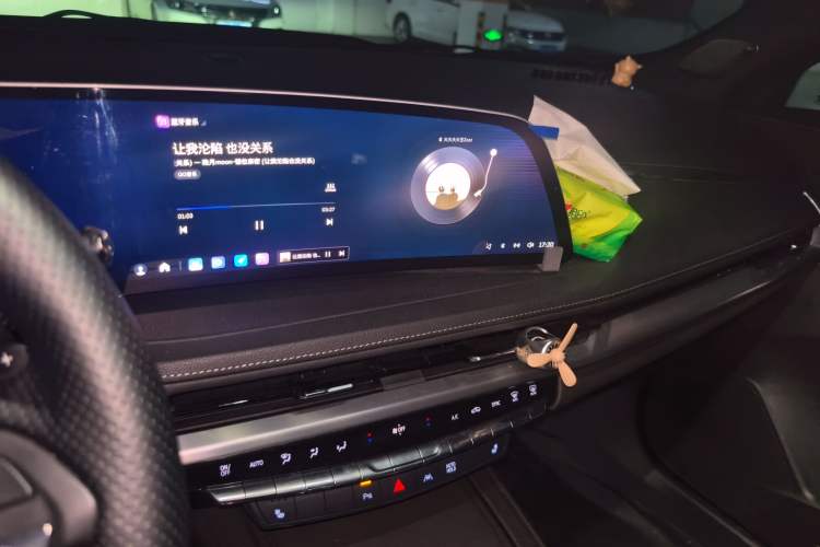 Used Cadillac XT4 2023 28T Two-Wheel-Drive Luxury Version Audio And AC Panel
