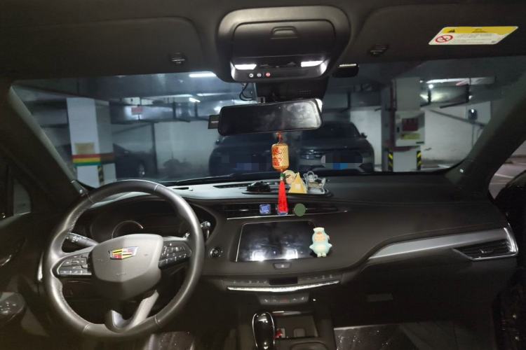 Used Cadillac XT4 2023 28T Two-Wheel-Drive Luxury Version Center Console