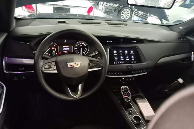Used Cadillac XT4 2023 28T Two-Wheel-Drive Luxury Version Center Console