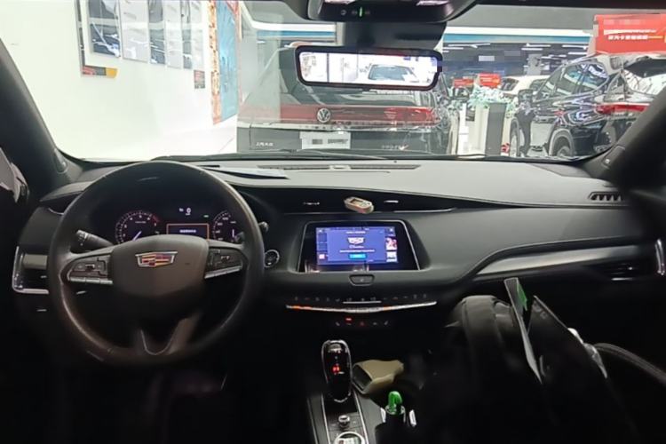 Used Cadillac XT4 2023 28T Two-Wheel-Drive Luxury Version Center Console