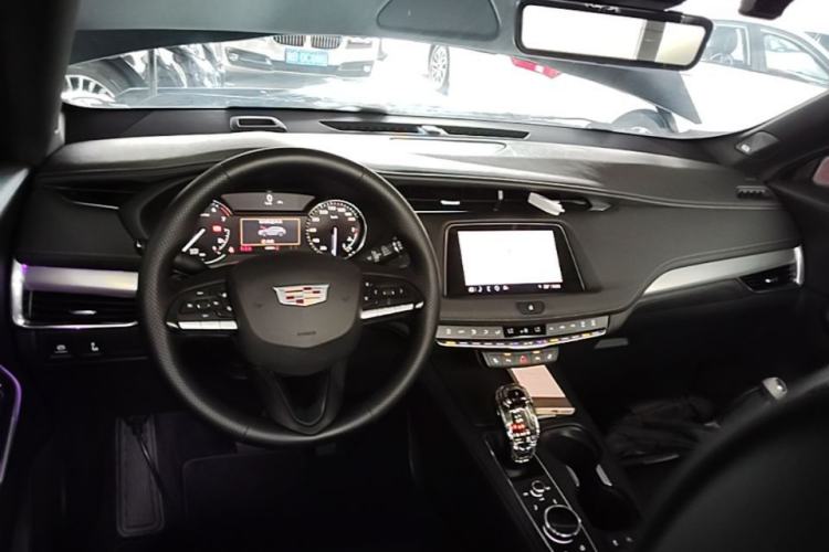 Used Cadillac XT4 2023 28T Two-Wheel-Drive Luxury Version Center Console