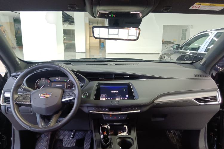 Used Cadillac XT4 2023 28T Two-Wheel-Drive Luxury Version Center Console