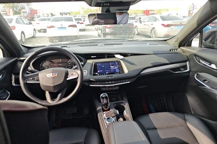 Used Cadillac XT4 2023 28T Two-Wheel-Drive Luxury Version Center Console