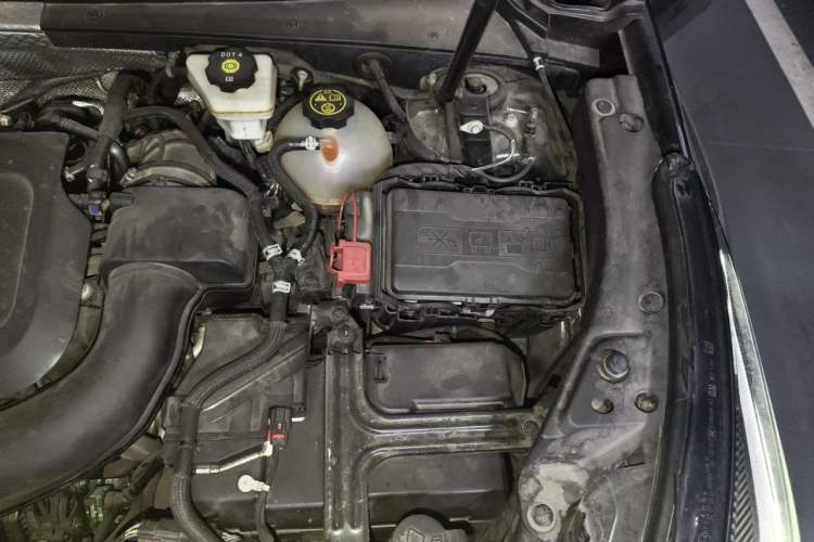 Used Cadillac XT4 2023 28T Two-Wheel-Drive Luxury Version Engine Bay Left