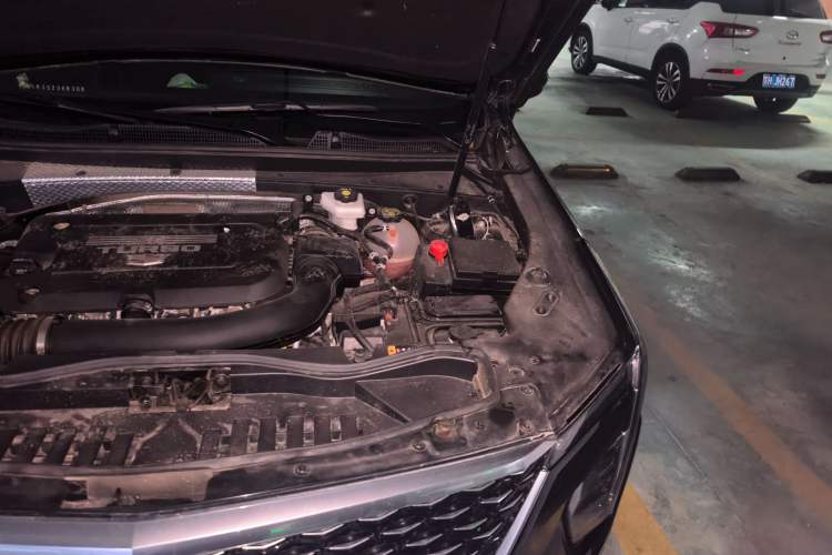 Used Cadillac XT4 2023 28T Two-Wheel-Drive Luxury Version Engine Bay Left
