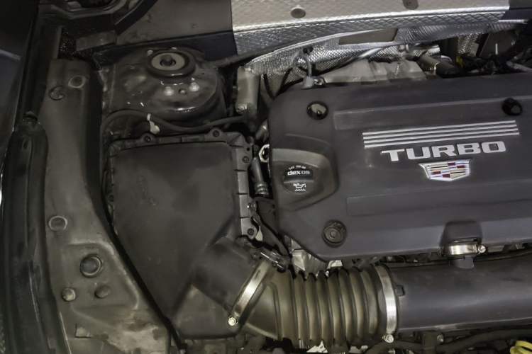 Used Cadillac XT4 2023 28T Two-Wheel-Drive Luxury Version Engine Bay Right