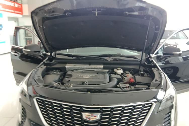 Used Cadillac XT4 2023 28T Two-Wheel-Drive Luxury Version Engine Bay