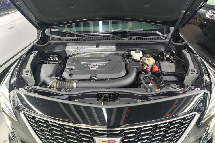 Used Cadillac XT4 2023 28T Two-Wheel-Drive Luxury Version Engine Bay