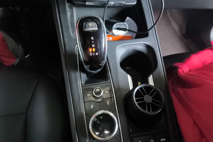 Used Cadillac XT4 2023 28T Two-Wheel-Drive Luxury Version Gear Lever