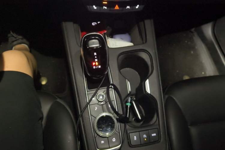Used Cadillac XT4 2023 28T Two-Wheel-Drive Luxury Version Gear Lever