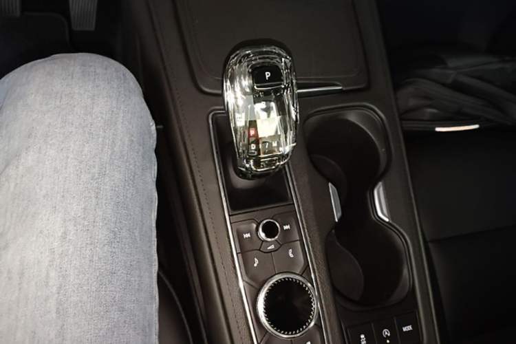 Used Cadillac XT4 2023 28T Two-Wheel-Drive Luxury Version Gear Lever
