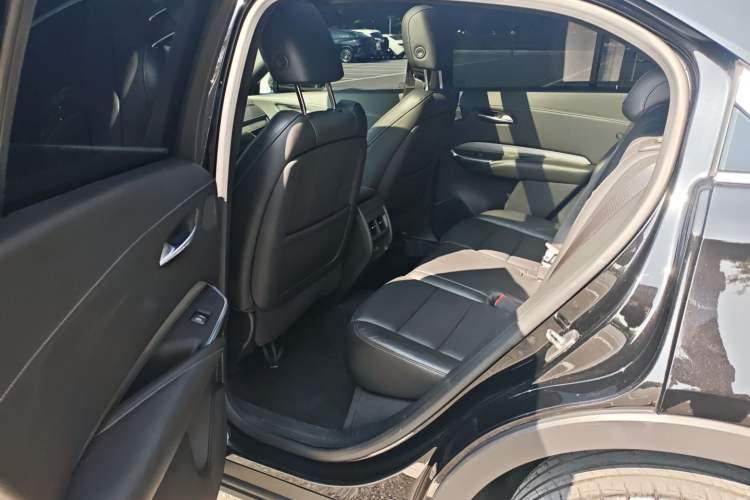 Used Cadillac XT4 2023 28T Two-Wheel Drive Prestige Version Interior 4