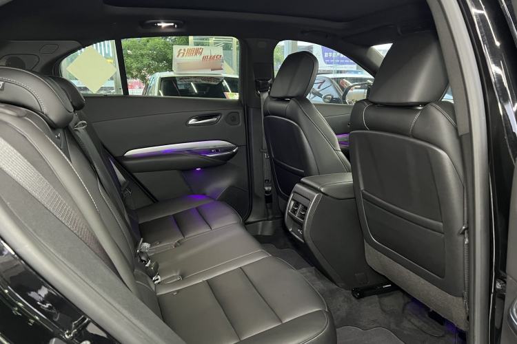 Used Cadillac XT4 2023 28T Two-Wheel-Drive Luxury Version Interior 4