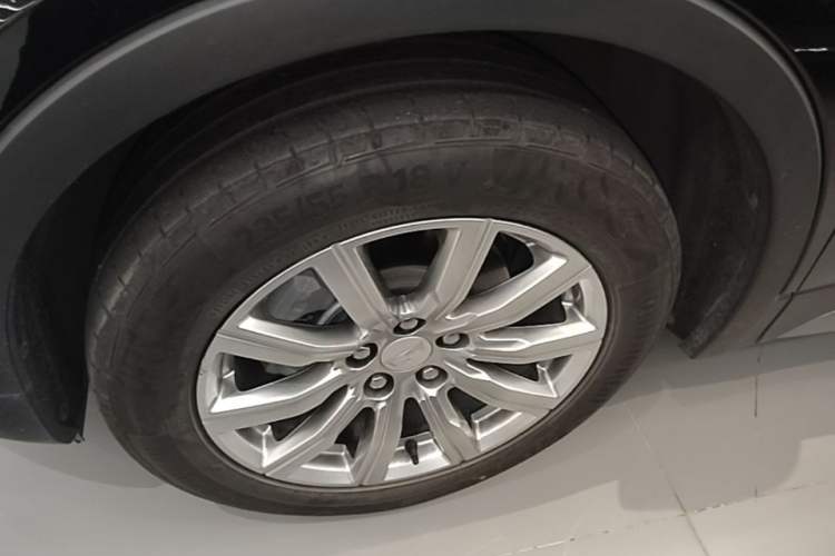 Used Cadillac XT4 2023 28T Two-Wheel Drive Prestige Version Left Front Wheel Hub