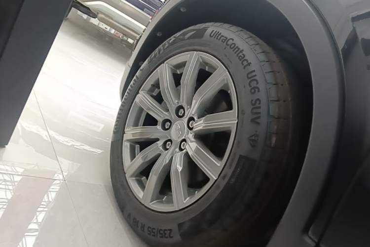 Used Cadillac XT4 2023 28T Two-Wheel-Drive Luxury Version Left Front Wheel Hub