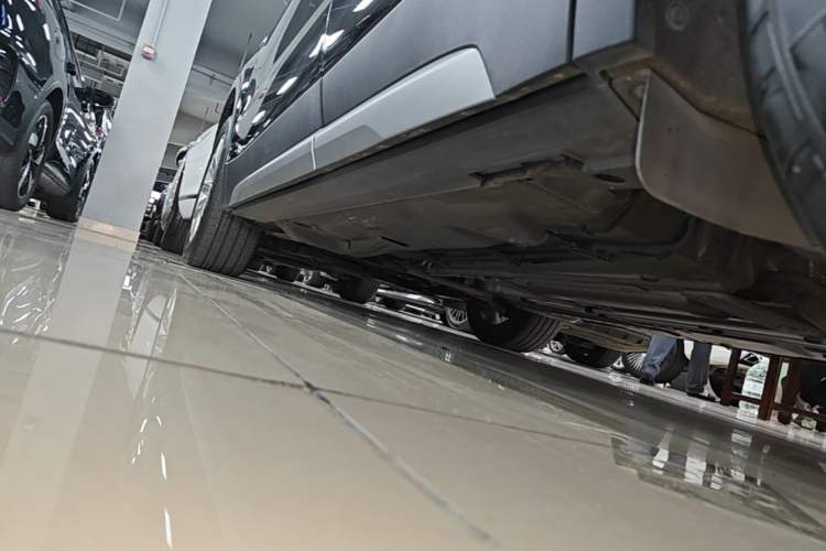 Used Cadillac XT4 2023 28T Two-Wheel Drive Prestige Version Left Side Sill
