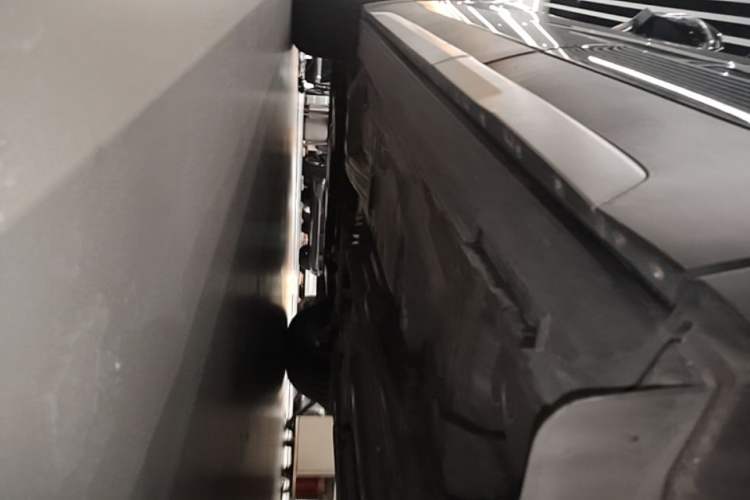 Used Cadillac XT4 2023 28T Two-Wheel Drive Prestige Version Left Side Sill