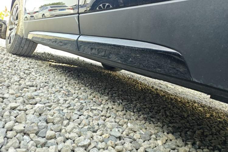 Used Cadillac XT4 2023 28T Two-Wheel-Drive Luxury Version Left Side Sill